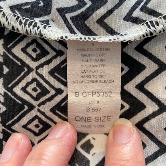 BUY 2 ITEMS & GET 1 FREE: Elan Sheer B&W Chevron Poncho OS - Picture 9 of 9